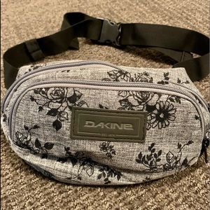 Dakine fanny pack